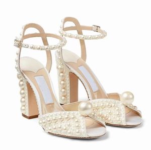 Mooie perfecte Sacora Sandals White Pearls Wedding Pumps Designer Dames High Heel Luxury Brand Party Dress EU35-43 met doos wandelschoenen Flats schoenen