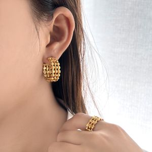 Boucles d'oreilles design de niche maille creuse en acier inoxydable haut de gamme Instagram tempérament des femmes ensemble boucles d'oreilles anneau accessoires de déplacement quotidien