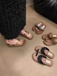 Niche Design Feel Toe Sandals 2024 Nouveaux vêtements d'extérieur d'été avec jupe, bord carré à fond plat