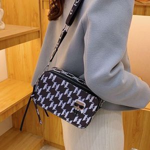 Sac à main de design de niche pour femmes, un nouveau sac à bandoulière à la mode et texturé, un petit sac carré à bandoulière haut de gamme