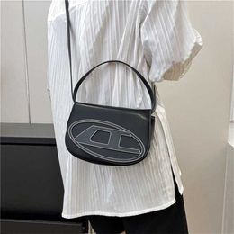 Nicho design novo produto ombro único crossbody axilas ding dang bolsa moda portátil celebridade pequeno quadrado para mulheres código 70% de desconto na venda online