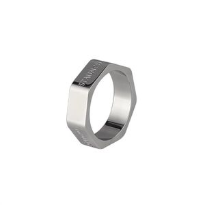 Niche Fashion Hip Hop Diseño Hexagonal Titanium Titanium Steel Ring All-Match Accesorios de calles de moda para hombres y mujeres