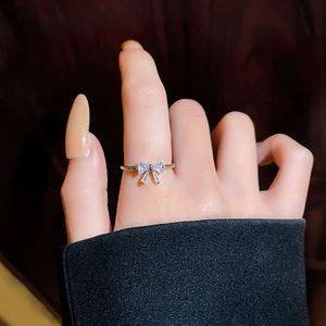 Niche Love Zircon Light Luxury Luxury haut de gamme Feel Plain Set Index Ring Tempérament polyvalent