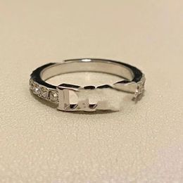 Nicho Network Red Ring con Light Luxury Europe de alta gama y la tendencia de moda del anillo de cartas de diamantes de los Estados Unidos, mientras que el anillo vacío