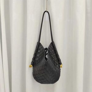 Nouveau sac pour femme en cuir véritable de niche, nouveau produit haut de gamme, sac tissé, sac à bandoulière simple de grande capacité, sac à main 240305