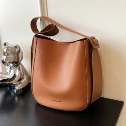 NIGEDU dames schoudertas designer brede band emmer crossbody tassen voor vrouwelijke portemonnees en handtassen dames bolsos bruin 231226