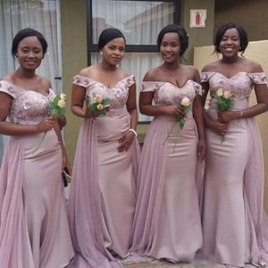 Nigeria Plus Size Bruidsmeisjes Jurken voor Bruiloft Roze Off Shoulder Mermaid Maid of Honor Jurken met overskirt Floor Lengte Bruidsmeisjesjurk