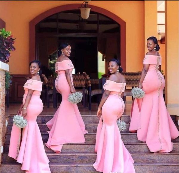 Vestidos de dama de honor de sirena rosa africana nigeriana 2019 Fuera del hombro Apliques de encaje Longitud del piso dividida Boda de dama de honor Gues4665985