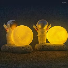 Nachtlichten 3D Maan Licht Astronaut Figurine Decoratieve bedlamphars voor thuisslaapkamer Decoratie Kinderen Verjaardag Xmas Geschenken