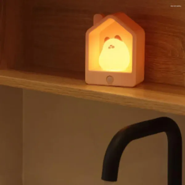 Luces nocturnas Luz de dibujos animados Sensor de movimiento inteligente para pasillo Escalera Armario Diseño de muñeca de silicona