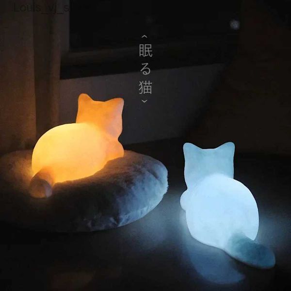 Luces nocturnas Lindo gato muñeca almohada luces nocturnas protección para los ojos luz amarilla luz nocturna carga de batería lámpara gatito regalo para niños niños guardería YQ231214