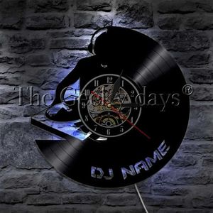 Nachtverlichting DJ Gepersonaliseerde Aangepaste Naam Vinyl Record Wandklok Moderne Lamp Muur Horloge LED Nachtlampje Rock N Roll voor DJ Gift YQ231214