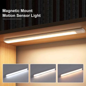 Nachtverlichting LED-onderkastverlichting Bewegingssensor 3 kleuren en dimbaar Magnetische stick op kastlamp USB Oplaadbaar voor slaapkamer keuken YQ231127