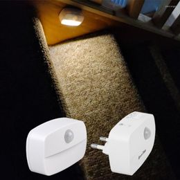 Nachtlichten Bewegingssensor Licht EU -plug in 220V Batterij aangedreven detector LED -lamp voor slaapkamer kast keukentoilettrap