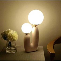 Luces de noche Lámpara de mesa LED de resina posmoderna para sala de estar Dormitorio Luces de escritorio de diseñador simple Luz de mesa de luz de noche de arte de noche de lujo P230331