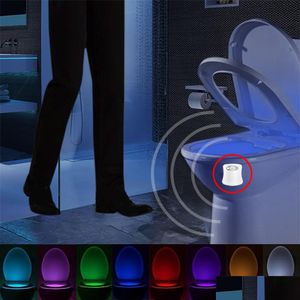 Nachtverlichting Toilet Nachtlampje Led-lamp Slimme badkamer Menselijk beweging geactiveerd Pir 8 kleuren Matic Rgb-achtergrondverlichting voor komlichten Drop Dhtve