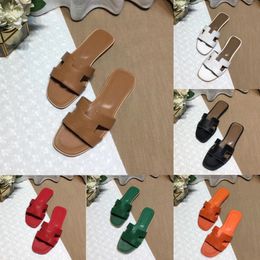 Chaussures de créateurs femmes pantoufles sandales plates en cuir Summer plage nue noire blanche brun mat pantoufles féminines 35-42
