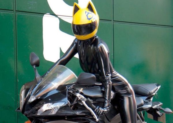 Casco de motocicleta NITRINOS de cara completa con orejas de gato color amarillo personalidad casco de gato casco de moto de moda para mujer 215Y