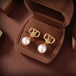 Geen doos mode -sieraden dames designer studs topkwaliteit witte parel hanger luxe messing love earring