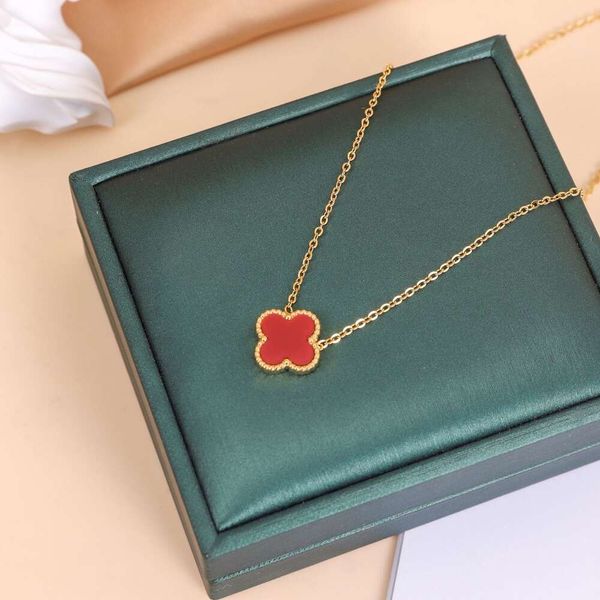 Pas de bijoux fleurs collier Fashional luxe plaqué Designer pendentif or Box299 18K colliers trèfle à quatre feuilles fête 444