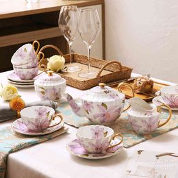 Noble Coffee Creative European Style Flower Luxury Golden Handvat Cup en Saucer Tazas Bone China Thee Set EF50BD