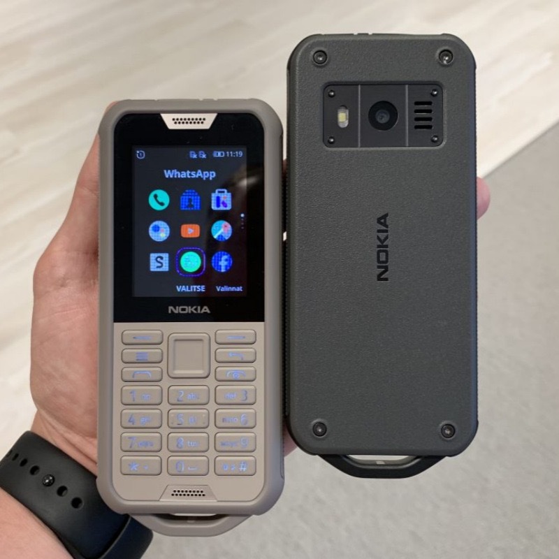Nokia 800 Robustes Dual-Sim-Handy. Nostalgische Geschenke für den alten Studenten