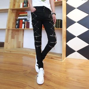 Niet -mainstream broek voor mannen, trendy en slanke passende Koreaanse stijl lange broek met ketens, knappe heren strakke passende modieuze jeans
