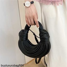 Borse con noodle Pull BottegavVeneta Borse in tessuto Borse autentiche Borse moda in pelle 2023 Estate e autunno Nuova borsa con noodle intrecciata a mano Cool Fashion Photography M HB8T