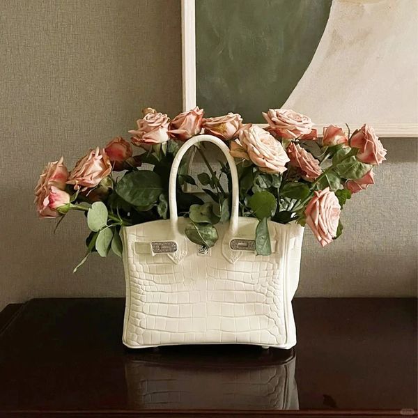 Nordic Brand Flower Vase Resin Handsbag Design Vase Vase Fleur Wedding Bureau Art Ornement Home Decor Plant Pot Intérieur Accessoires 240122