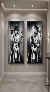 Nordic Canvas Art Affiches et imprimés Sexy Girl Assey Assey dans les toilettes Black and White Woman Smoke and Brink in Restroom Picture Poster3436529