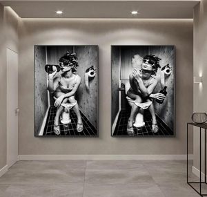 Nordic canvas kunst posters en prints sexy meisje zit in een toilet zwart-witte vrouw rook en drink in toilet foto poster7032242