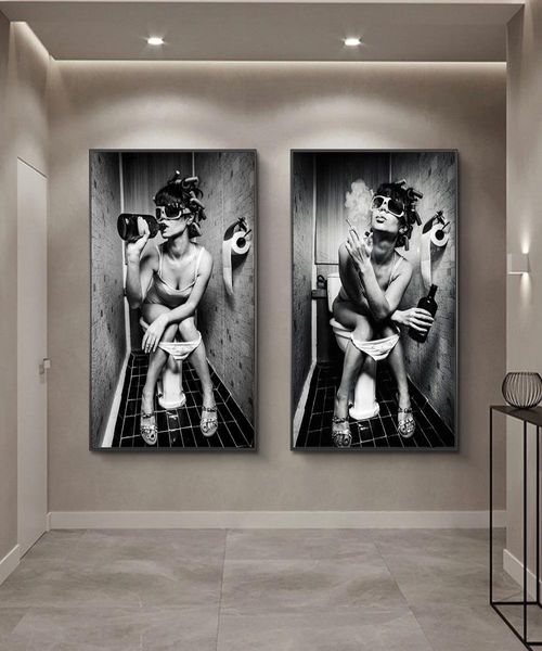 Affiches et impressions d'art sur toile nordique Fille sexy assise dans les toilettes Femme noire et blanche Fumée et boisson dans les toilettes Photo Poster8773828
