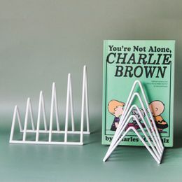 Scandinavisch bureau-opbergrek, beweegbaar creatief rek voor tijdschriften en kranten, kleine boekenplank met ijzeren kunst, driehoekige opbergplank