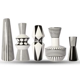 Vase en céramique géométrique nordique bouteille noire et blanche scandinave moderne pour la décoration de bureau à domicile salon cadeau de pendaison de crémaillère HKD230823