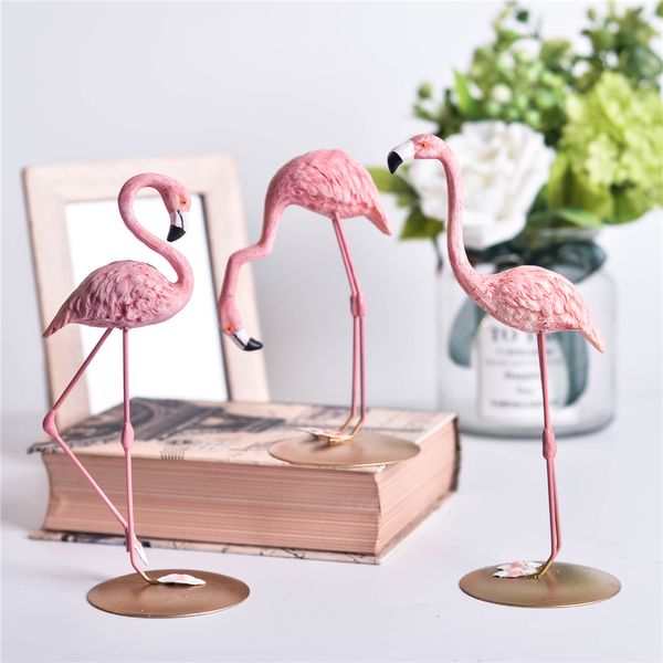 Nordic Ins Pink Flamingo Ornements Accessoires pour la maison Salon Station de bureau Résine Flamingo Statue décorative 210318