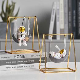 Nordic Miniatuur Astronaut Figurines Swing Home Decor Plank Ation Accessoires Desktop Ation Ornament 211101