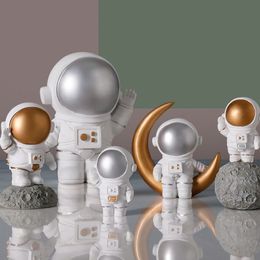 Escultura de astronauta creativa de resina nórdica, estatuilla de tienda, escritorio artesanal, accesorios de decoración del hogar, regalo de cumpleaños moderno, dibujos animados Y01072348