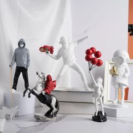 NorthEUins Resin Banksy Figurines voor interieur Flower Thrower standbeeld Bomber Sculpture Home Desktop Decor Art Collection Objects 240409