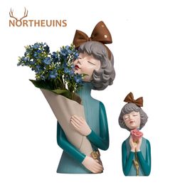 NORTHEUINS Résine Fille avec Bouquet Figurines Intérieur Maison Salon Nordique Moderne Fleur Vase Bureau Décoration Fée Jardin 210318