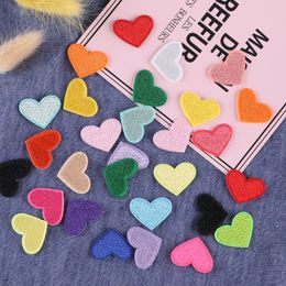 Noties kleurrijke harten diy patches cartoon liefde geborduurde patch badges voor tassen hoeden ijzer op appliques ambachtelijke decoratie