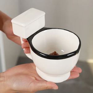 Nouvelle tasse de céramique de toilette avec poignée intéressante utilisée pour la cuvette de toilette créative et personnalisée tasse de toilettes à thé lait de crécation de crème glacée 230 ml 240521