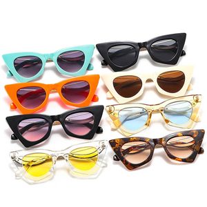 Nieuwigheid Cat Eye Women Sunglasses S Type Design Versier Been Mode Meisje Lady Brillen Dik Frame met Kleine Lenzen