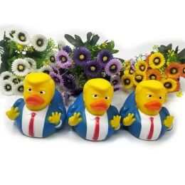 Nieuwheid grappige PVC Trump Ducks Cartoon Bath Floating Water Toys Donald Trump Duck Challenge President Maga Party levert creatieve geschenken 8.5*10*8,5 cm