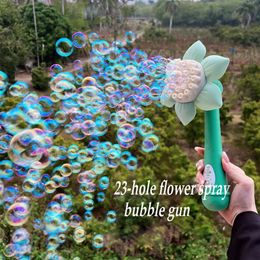 Nieuwheidspellen 23-hole bubbelmachine Zonnebloem Bubble Stick Elektrische Outdoor ouder-kind Interactive Summer Kids Toys Bubble Maker 230815