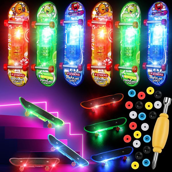 Novelty Games 36PC LED Mini Finger Skateboards Light Up Mini Toys Set LED Fingerboard Skateboard avec roues interchangeables et tournevis 230606