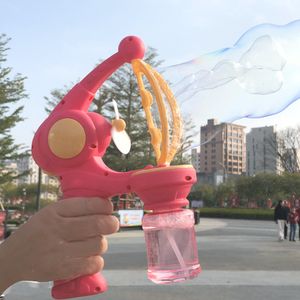 Juegos de novedad Bubble Gun Blowing Soap Bubbles Machine Toyes automáticos de verano Juguete al aire libre Juguete para niños Parque de cumpleaños Día del Día de los Niños 230815