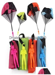 Jeux de nouveauté Parachute à main pour enfants, jouet de lancer, Mini soldat, jeu de plein air, jouets de sport, livraison directe, cadeaux Gag Dhofn9785736