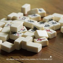 Juegos novedosos Mahjong Mini juego de versión en chino tradicional con 2 tarjetas de repuesto 144 tablero de viaje portátil 230803