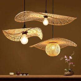 Articles de nouveauté 1pcs lampes suspendues en bambou tissées à la main Asie du Sud-Est Dia 35cm lustre en osier en rotin lampe d'art pour salle à manger 231123