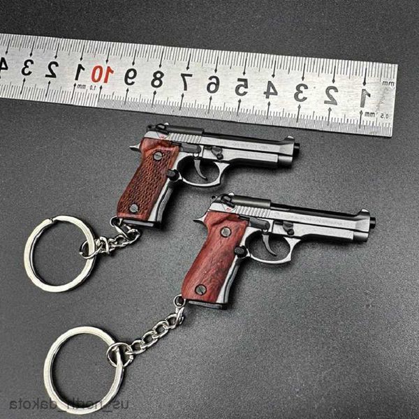 Items de nouveauté 2023 Échelle en bois 92f Pistolet en alliage Keychain Mini Gun Arme Modèle Course pour enfants Gift R230818